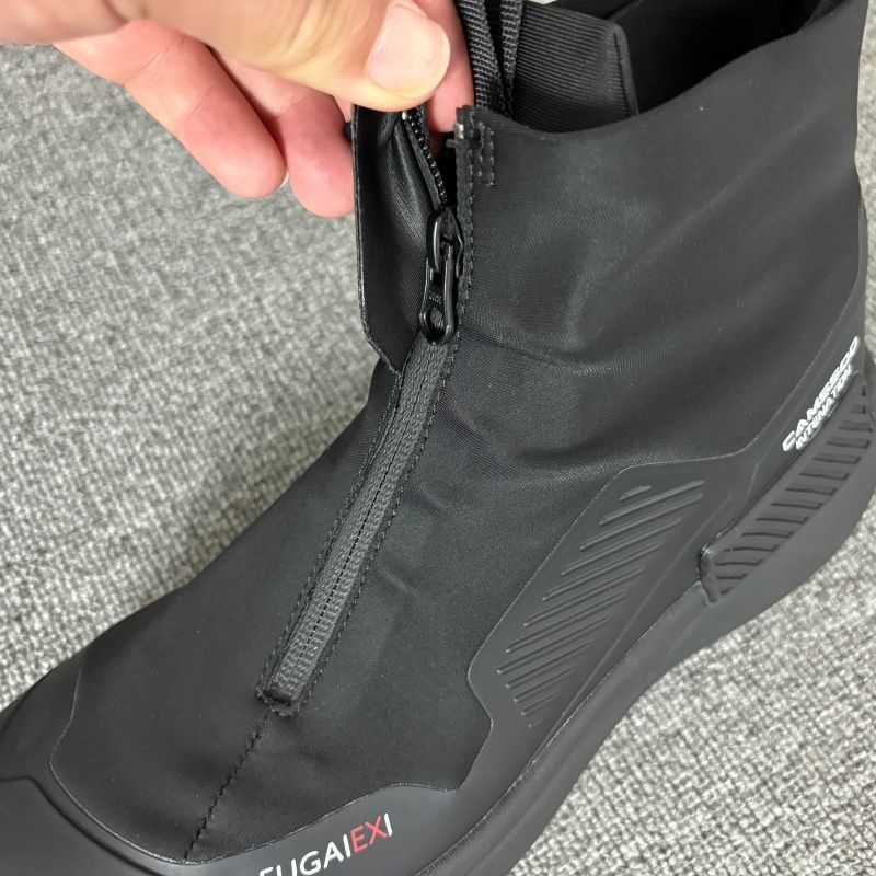 定番ブランドの快適なミッドトップトレッキングスニーカー、デザ - Sneaker Zone のレビューと価格